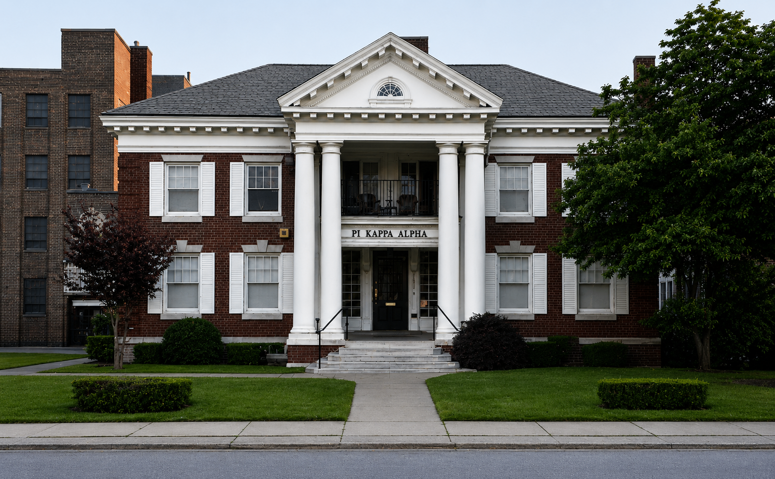 Delta Nu chapter house with Pi Kappa Alpha letters